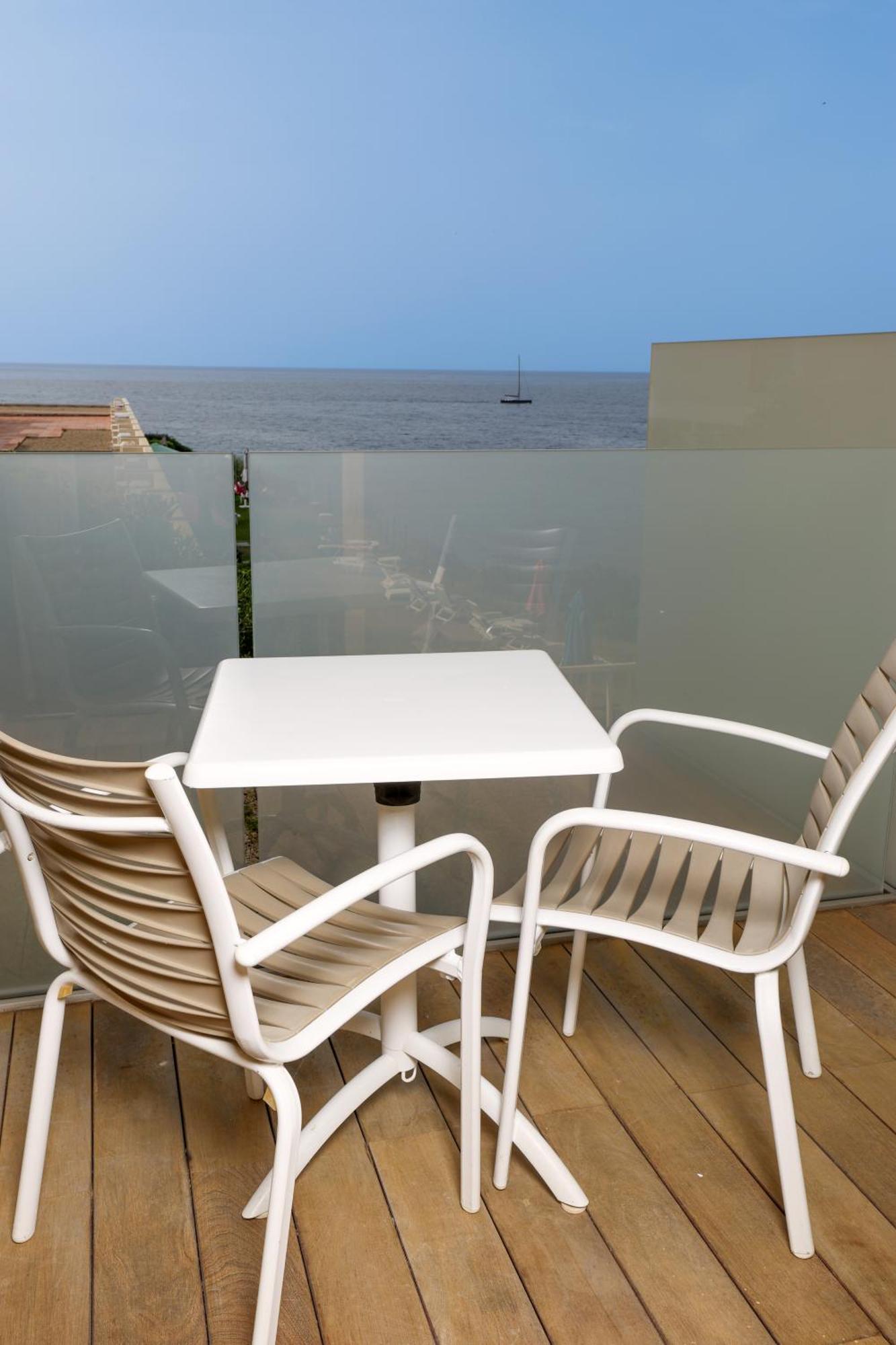 Camera Superior Doppia con Letti Singoli con Vista Mare Parziale