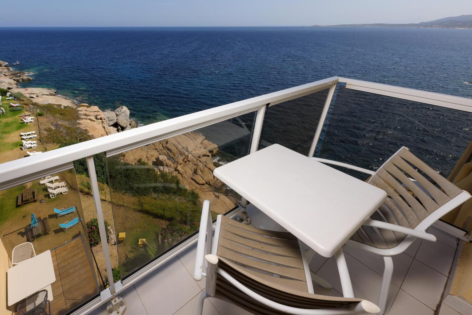 Camera Standard Doppia con Letti Singoli con Vista Mare Parziale